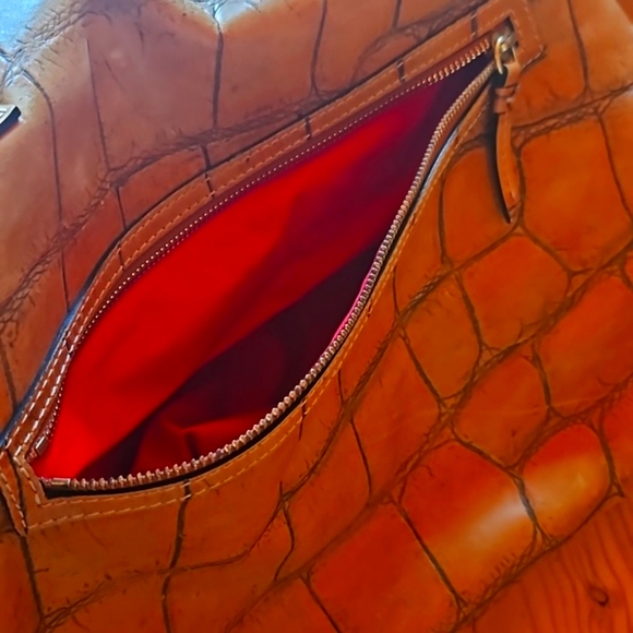 Dooney & Bourke travel bag. - Picture 7 of 8